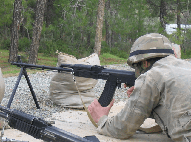 prk系列轻机枪衍生和改进版本很多,如rpk-74轻机枪来说,ak-74m的轻
