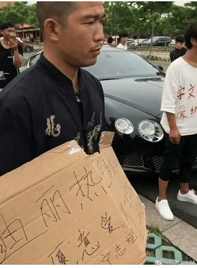 前不久,在横店影视城明清宫,有名富二代衣服上写着宇文斌斌爱热巴手捧