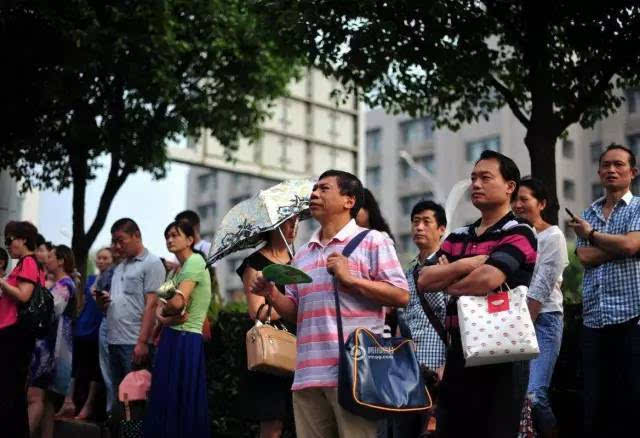 炎炎夏日,在门外焦急等待孩子的父母