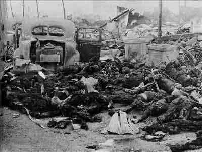 东京大轰炸后的惨状 1945年3月10日零时15分,由李梅指挥的美国空军b