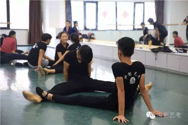 中影艺考的高考舞蹈艺考学子开心的看男生压腿