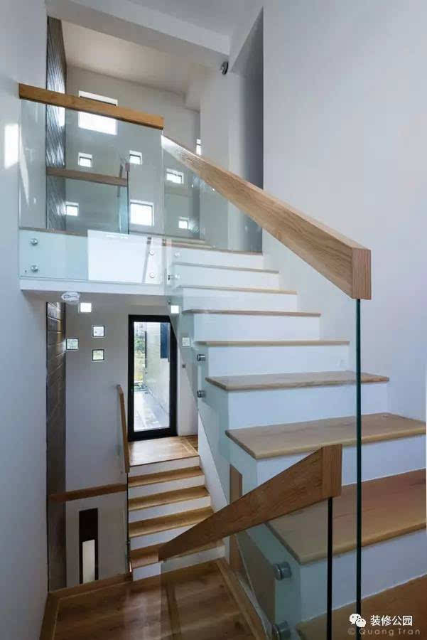 通过楼梯间看不规则采光窗,楼梯采用玻璃扶手,也是为了不影响光线.
