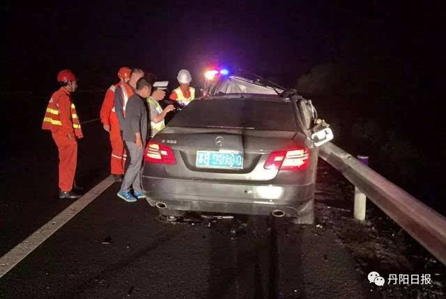 7日凌晨1时许,镇江市交警高速一大队接到过路驾驶人报警,称在沪蓉