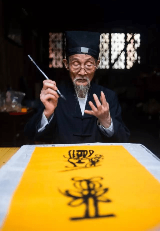 说起道士,人们首先想到的,就是身穿八卦衣,手持桃木剑,腰悬宝镜,画符