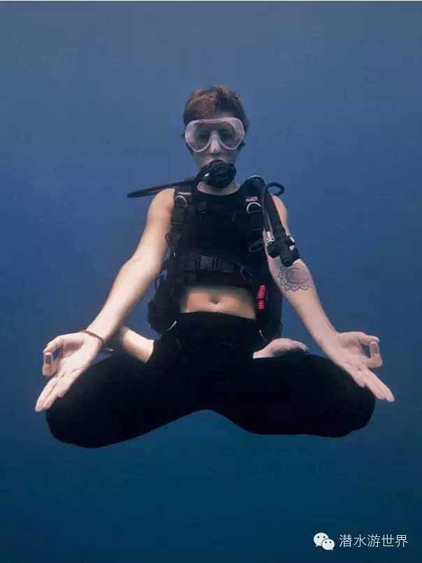 29岁美女自由潜水下做瑜伽,不愧是能闭气6分半的人!