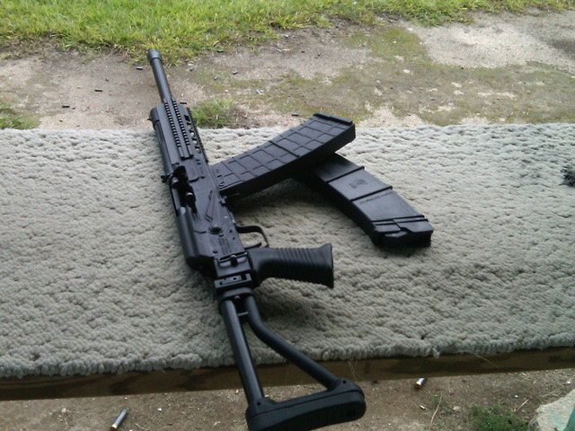 俄罗斯saiga-12霰弹枪,和ak突击步枪基本相似