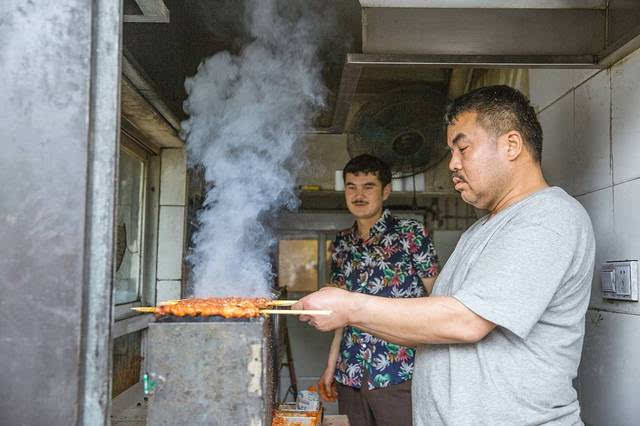 风餐露宿这么多年,这家新疆人烧烤现在所处的坐标就是原来青山第一家