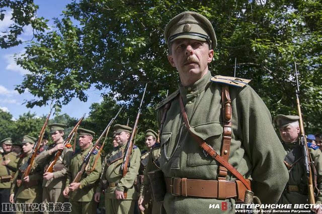 参加重演的军迷身穿沙俄时代的军服,在公园内列队.