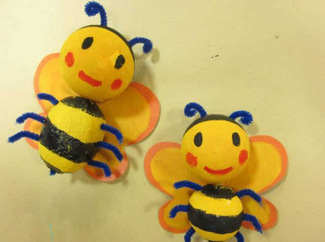 孩子们都喜欢手工制作，下面给大家分享一组昆虫手工大集合，每一款既精致又简单，最适合夏天了，一起来看看吧！  勤劳的小蜜蜂 需要的材料：黄色、红色、黑色的纸张、画笔、剪刀、两根绒绳（带铁丝）。 制作上主要就是裁剪出一个椭圆形的蜜蜂身体然后是几个有大有小的心形图案做蜜蜂的翅膀。剩下的就是将它们组合在一起结合画笔画出小嘴巴就完工了~