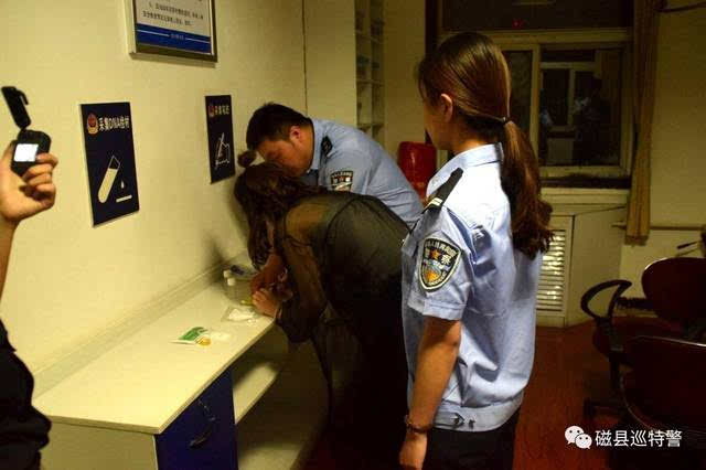 一名女嫌疑人被带回巡警大队作进一步询问 一直持续