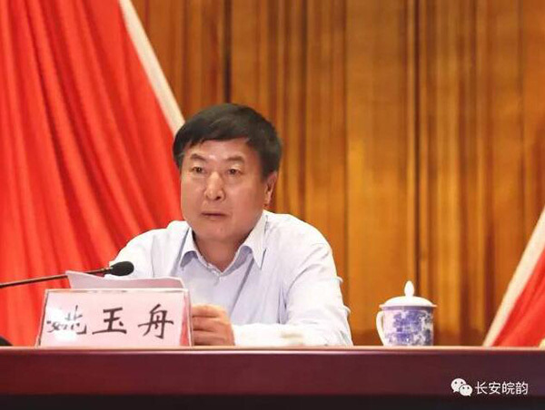 武警部队副司令员杨光跃少将宣布了国务院,中央军委命令:任命卢凌保