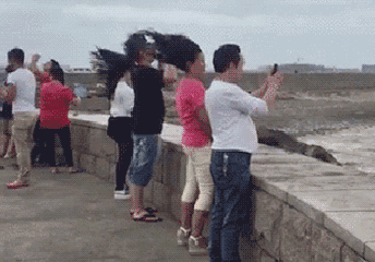台风"苗柏"来袭,有人在海上居然拍到一条龙!-搞笑频道