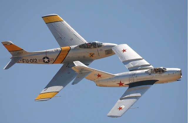二战末期德国夭折的喷气式战机,成就了战后美苏第一代喷气战斗机