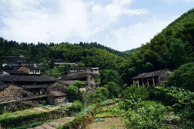 桂川村常见的花式砖窗 日出开门见山,日落关门枕山,生活在白云深处的