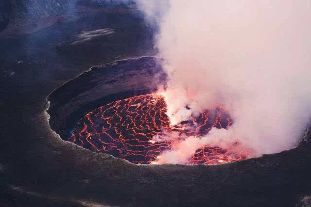 维龙加国家公园 (virunga national park   内八座火山中仅存的两