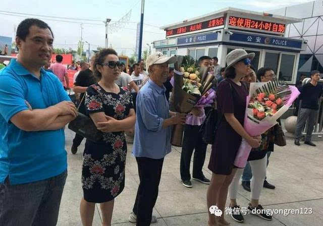 运城冬泳界前辈杨明东老人迎接女侠回来并合影留念