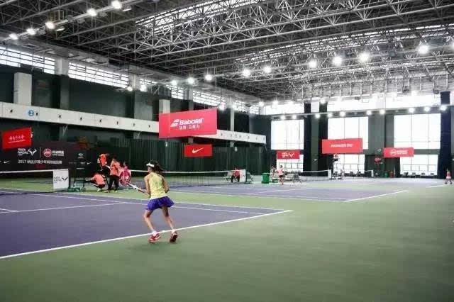 武汉体育学院网球场地数量在全国体育院校中数一数二,就算下起淅淅沥