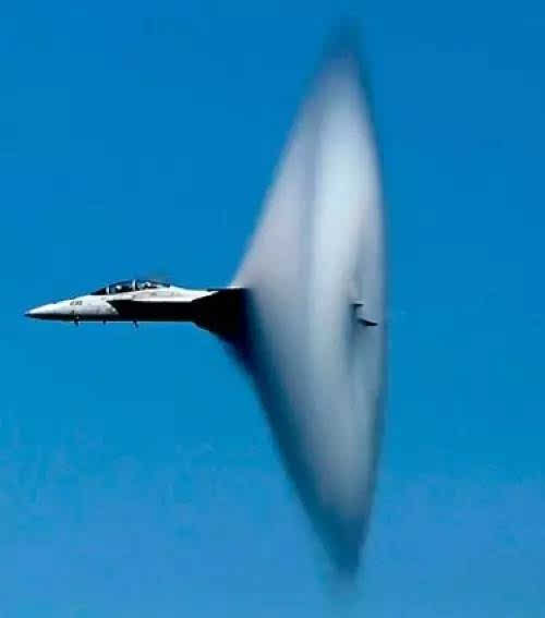 飞机超音速,产生音爆现象