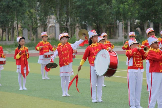 据了解,参加表演的克拉玛依市第十六中学鼓号队由旗手,护旗手,指挥员