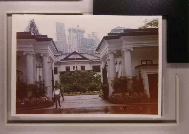 1997年7月1日清晨,香港回归的当天,刘京生到彭定康的港督府拍下的照片