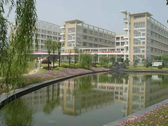 长沙县也有热门学校,比如湖南省大众传媒学院.