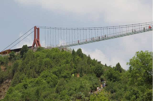 行走在玻璃桥上,可俯瞰山谷的石林景色和各种山花.