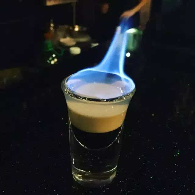 b-52是鸡尾酒中喝法比较独特的一种,要配上短吸管,餐巾纸和打火机.