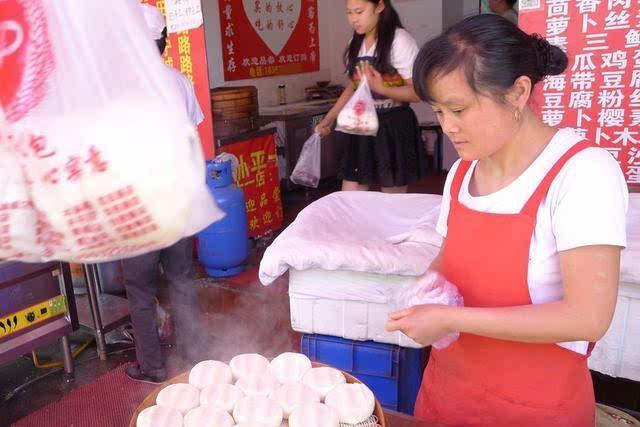 老板娘做了十几年包子,所以口味都拿捏得恰到好处,热乎乎的包子一出笼