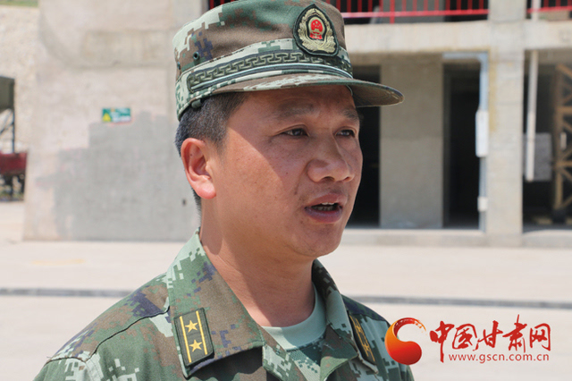 武警甘肃总队第一支队副支队长张小平接受采访 张小平:严格,专业的