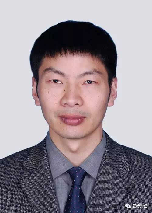 冯学忠,男,汉族,1968年10月生,大学学历,中共党员,1992年7月参加工作.