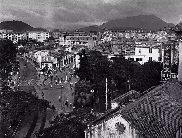 《东门街景》1979年    