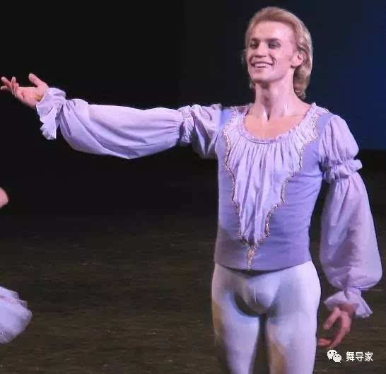 芭蕾舞男性演员的紧身芭裤,浅色修身,往往使男舞者的身体纤毫毕现,在