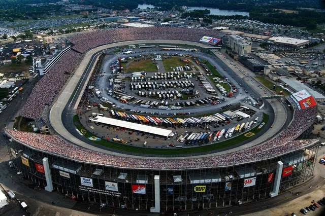 它不像f1或者crc比赛的赛道那么复杂,只是一个简单的椭圆形 nascar