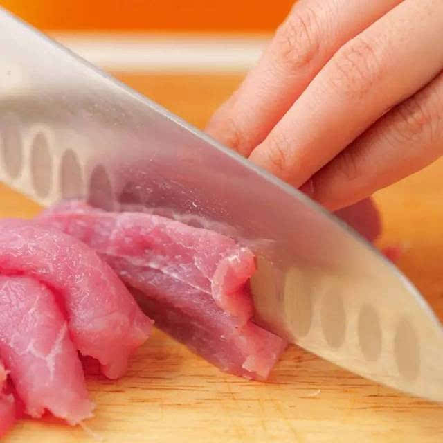 整块的瘦肉先顺着肉的纤维纹理切成宽5cm,高