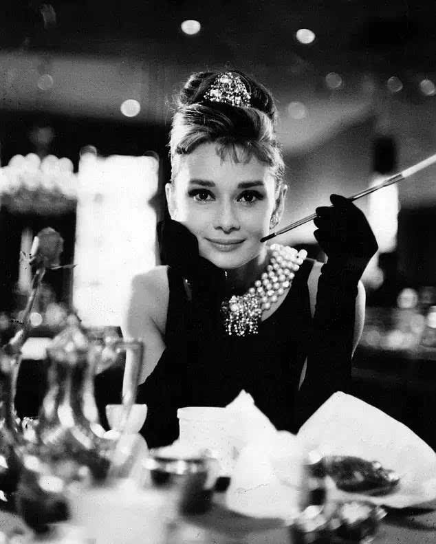 奥黛丽·赫本在《蒂芙尼的早餐》中也是香槟的铁粉,每天早餐前都要开