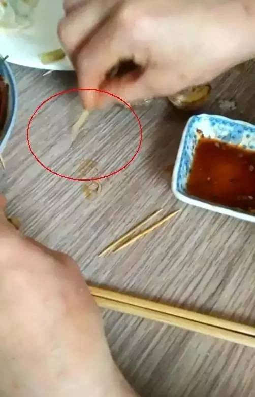 用牙签从其中一个拨弄出 长条形,半透明状 类似虫子的物体