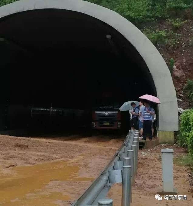 靖西持续降雨导致崇靖高速公路,三叠岭等路段多处积水塌方交通堵塞!