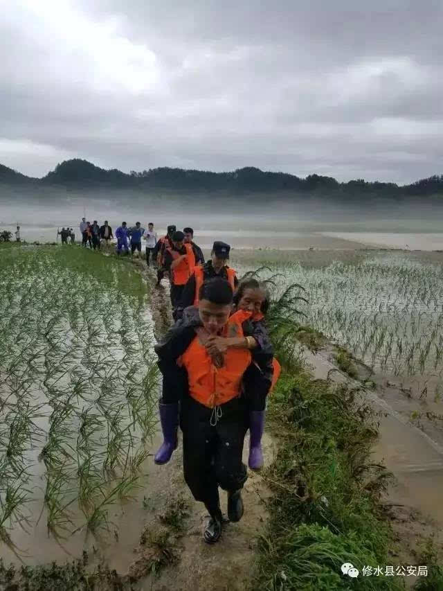 6月23日晚间,修水县渣津镇莲花村,渣津派出所民警连夜转移被洪水围困