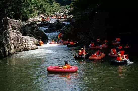 寿山溪漂流西毗寿山森林瀑谷景区,东接溪下水库人工湖,距福州市区15