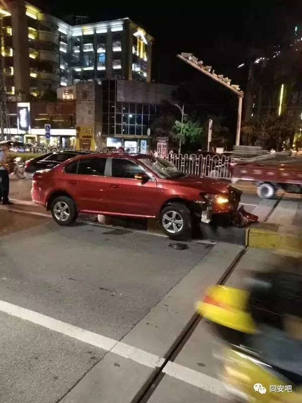 昨天晚上九点多,在同安新西桥发生一场车祸,一辆红色轿车撞了路边的