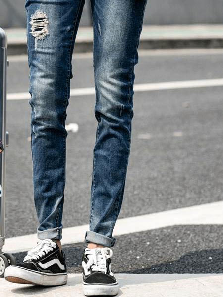 牛仔裤配鞋子 牛仔裤跟牛津鞋的搭配也是一种比较时尚的穿法.
