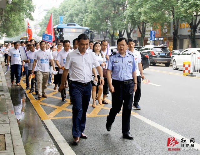 汨罗市委常委,政法委书记杨峰(左) 汨罗市副市长,公安局长刘四清(右)