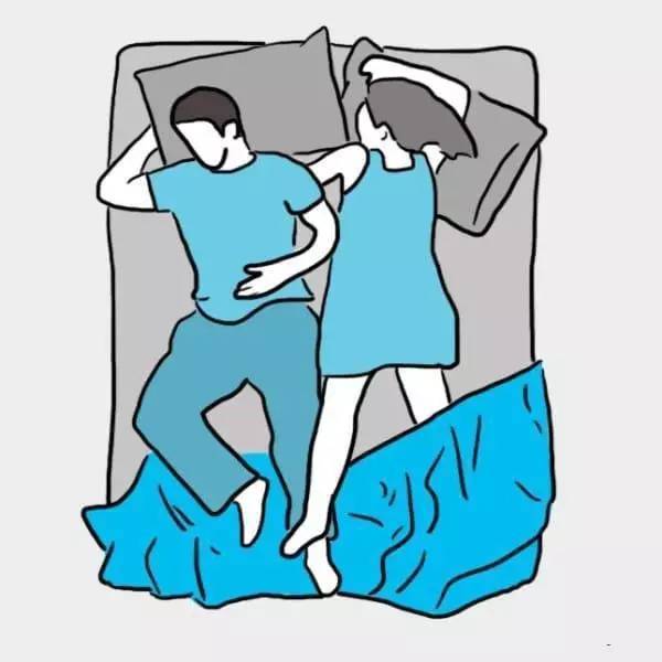 通常是男方抱着女方,这是一种非常亲密的睡觉姿势,体现了夫妻之间的