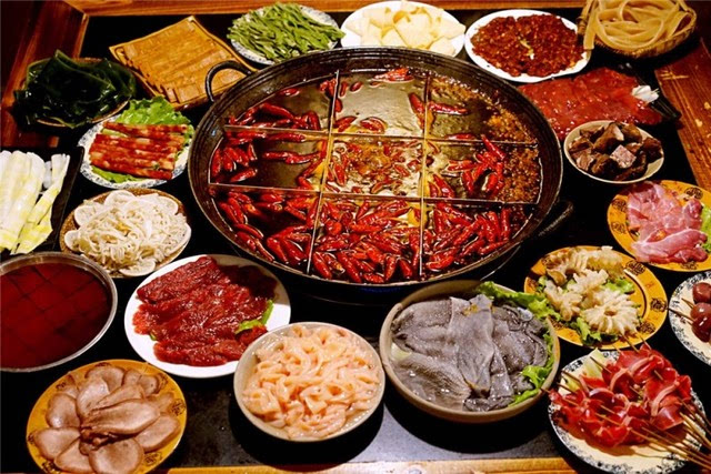 九宫格是老重庆烫火锅的形式 是原来消费水平不高的时候 一桌上放一
