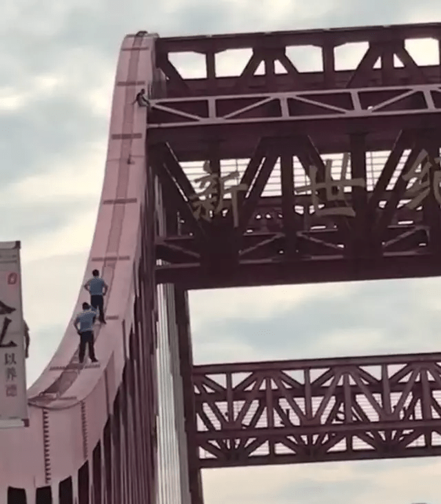 新世纪大桥上跳桥的一男一女,触犯治安管理处罚法
