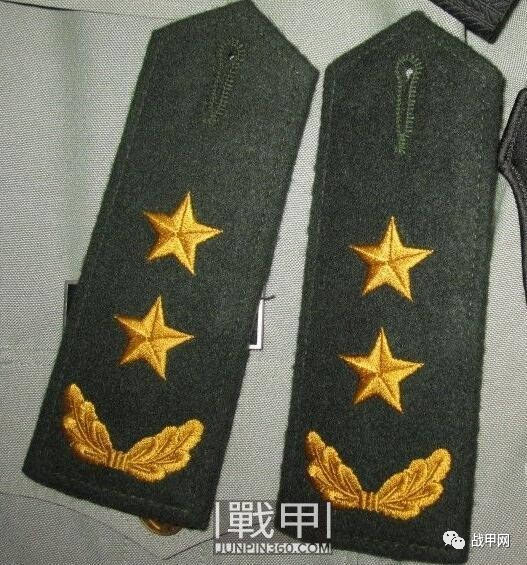 其制作的工艺参考了武警将官的刺绣软肩章,把制作刺绣软肩章的工艺