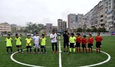 他们分别是 咸宁市实验小学,咸宁市温泉中学,温泉红旗路中学,鄂南高级