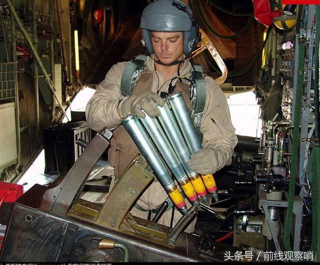 ac-130空中炮艇士兵装填弹药 迄今为止,美国空军仍共有21架ac-130尚