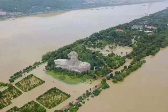 橘子洲被洪水贯穿 6月22日以来的降雨,已造成湖南全省14个市州127县