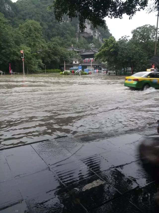 【抗洪抢险】桂林:洪水无情,"浇"警有爱!